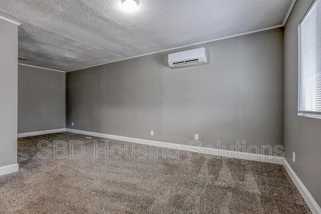 Foto del edificio - 1027 E Parker Ave
