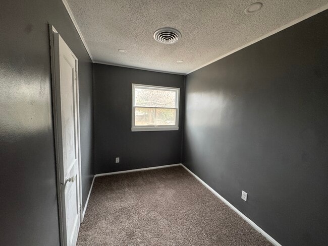 Building Photo - 681 S Farnham St