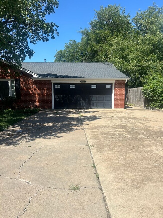 Building Photo - Spacious Wolflin Home