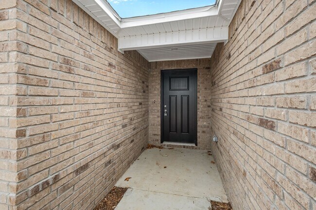 Building Photo - Brand new, pet friendly, fenced yard!