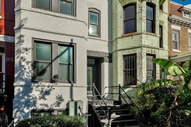 Building Photo - Top floor 2 level 2br 2.5ba TH in Shaw for...