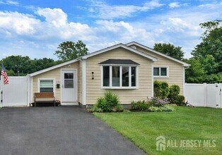 Building Photo - 100 Pinetree Dr