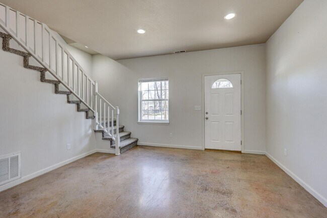 Building Photo - 1003-1005 Orchard St