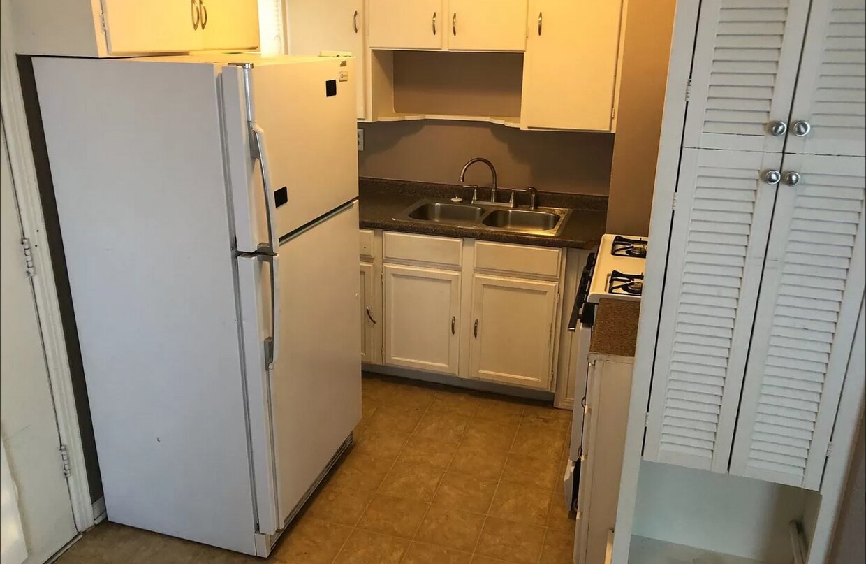 Building Photo - 6012 Raytown Rd