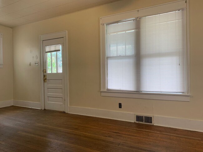 Foto del edificio - 3 FREE City Blue Curb Passes- 3 Bed/1 Bath Home located close to Sunnyside and Downtown Campus- A...