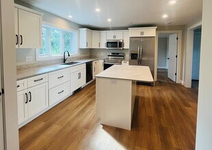 Building Photo - 100 Main St