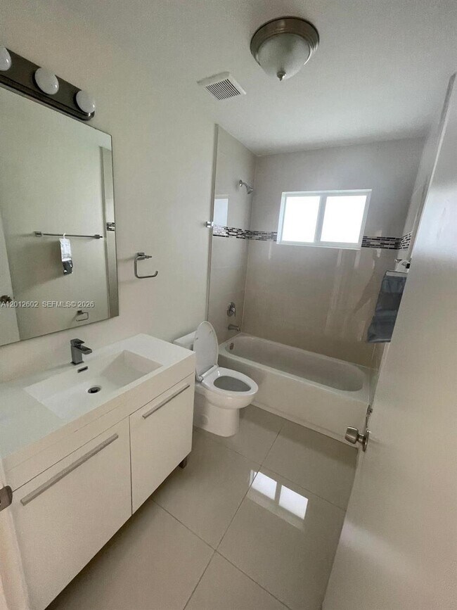 Foto del edificio - 2121 NW 72nd St