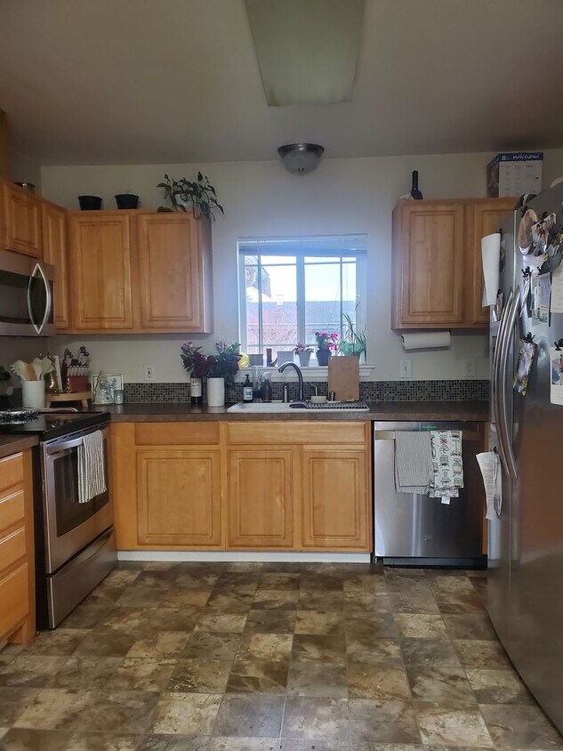 Building Photo - 2bdrm, 1 bath home downtown Puyallup! $1895