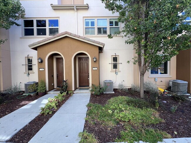 Foto del edificio - Spacious 2 Bedroom Townhome in San Jose