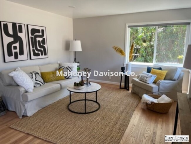 Building Photo - 3 bdrm/2 bath, fully refurbished, 1600 sf,...