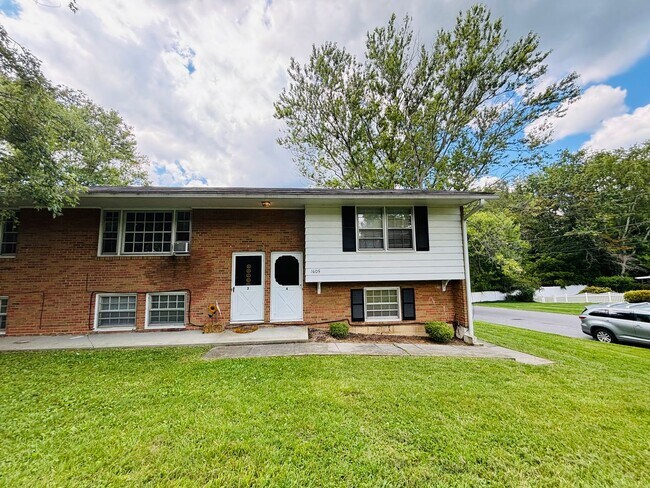 Building Photo - 1605 Lark Ln