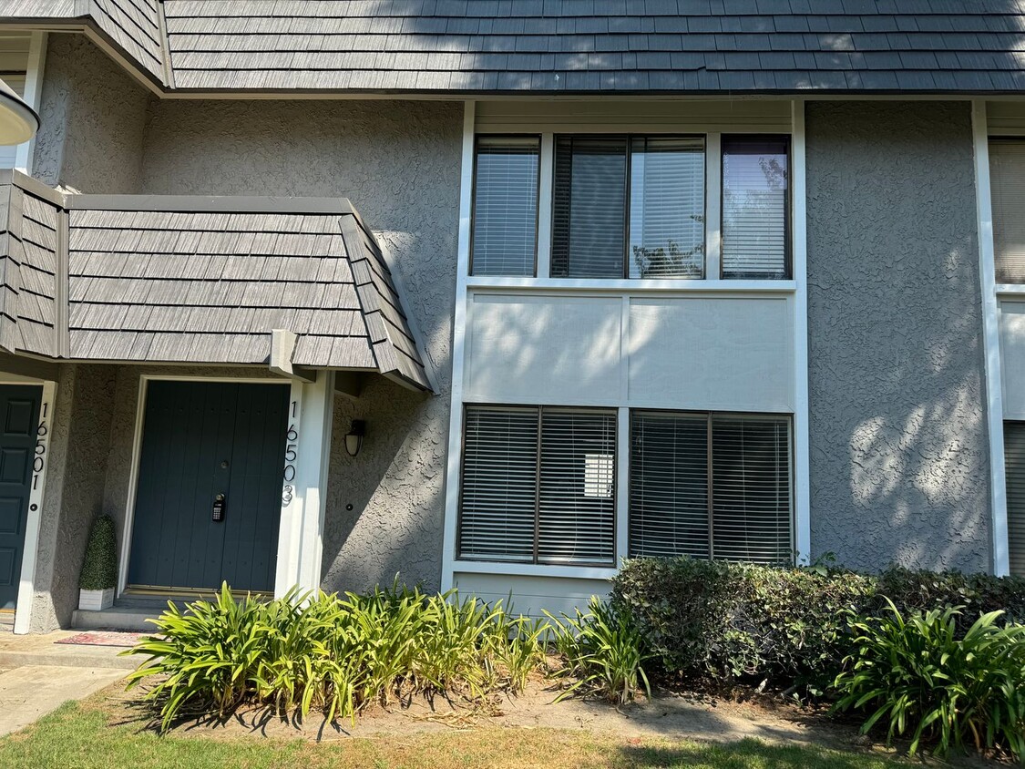Primary Photo - Beautiful 3 Bedroom, 3 Bathroom Townhome i...