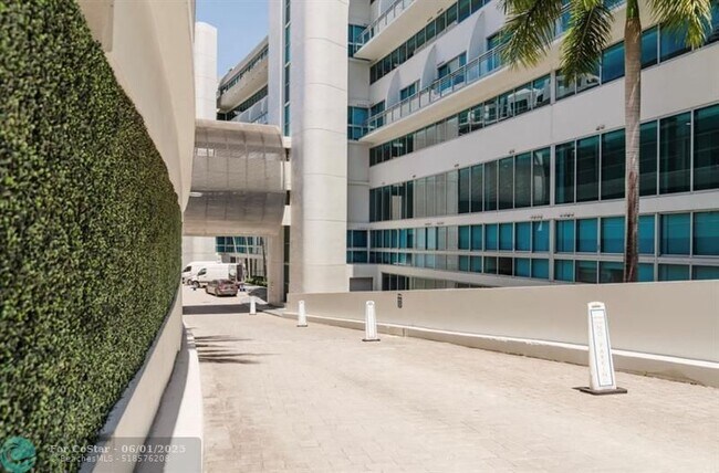 Foto del edificio - 2950 NE 188th St