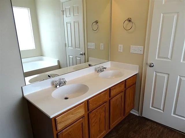 Foto del edificio - 10916 Thousand Oaks Dr