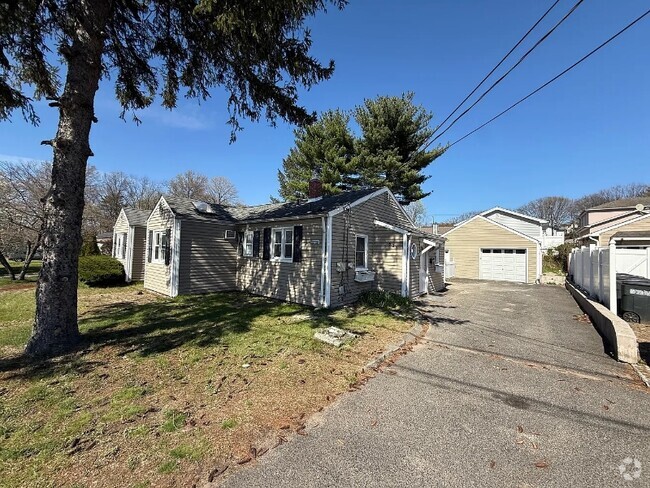 Building Photo - 627 Mola Blvd