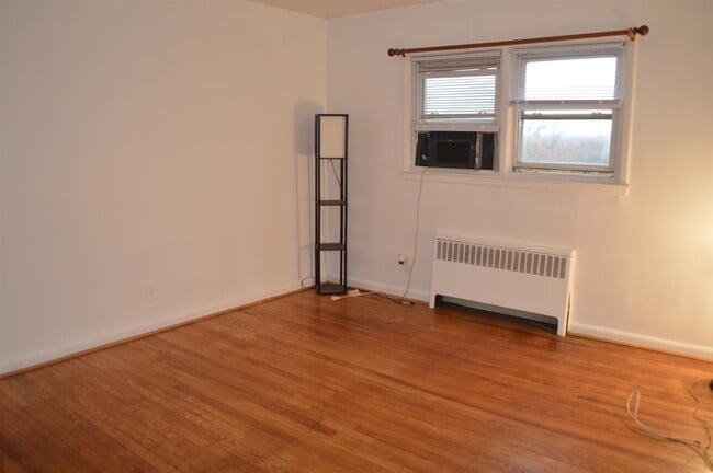 Building Photo - 721 Broad Ave