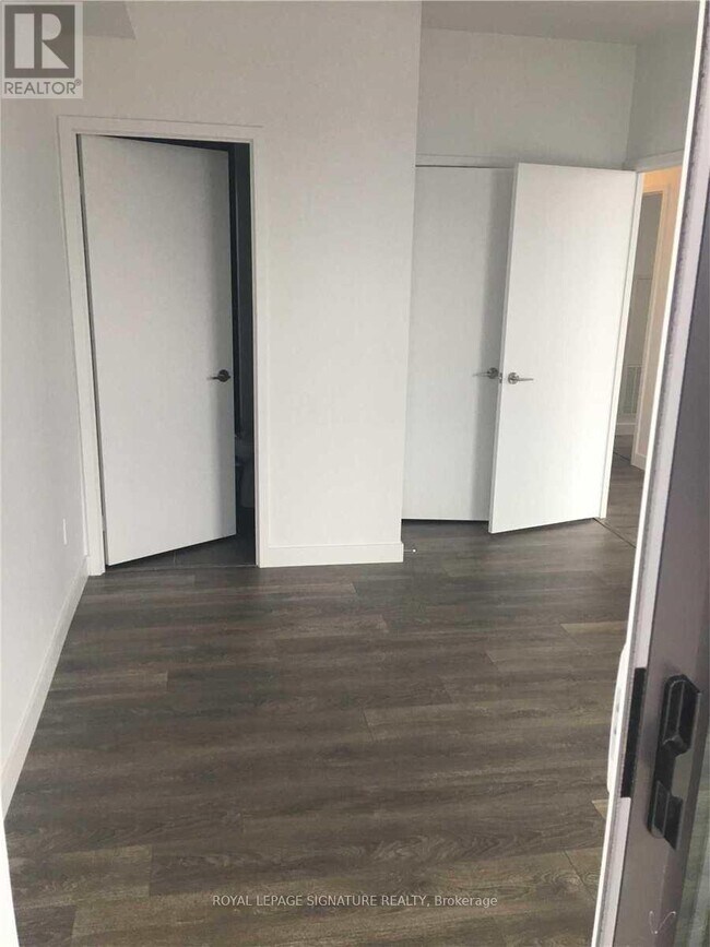 Photo du bâtiment - 8 Eglinton Ave E