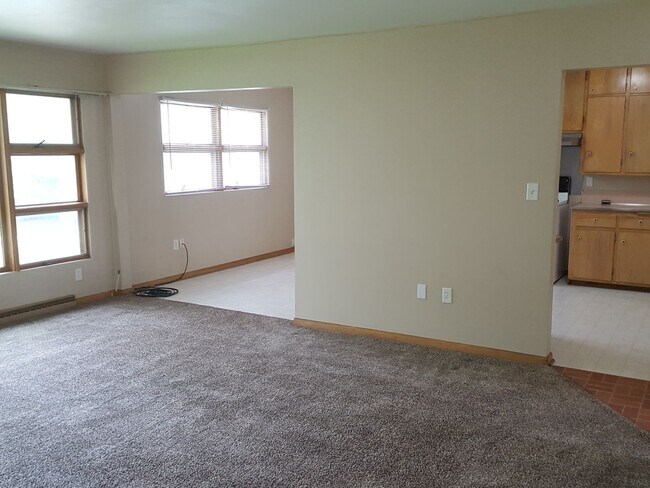 Foto del edificio - Available NOW! Four Bed/Two and Half Bath
