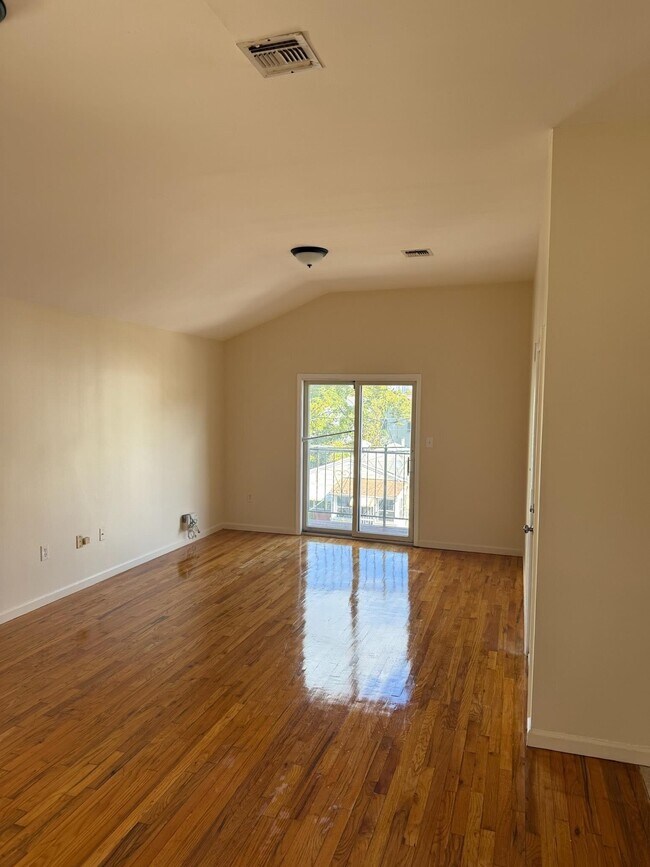 Foto del edificio - 99 Fulton Ave