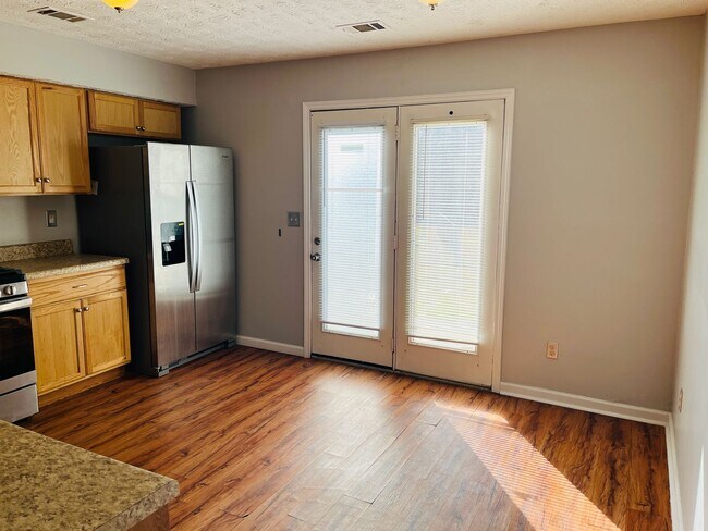 Foto del edificio - Newly renovated! 2 bed, 2 baths, large eat...