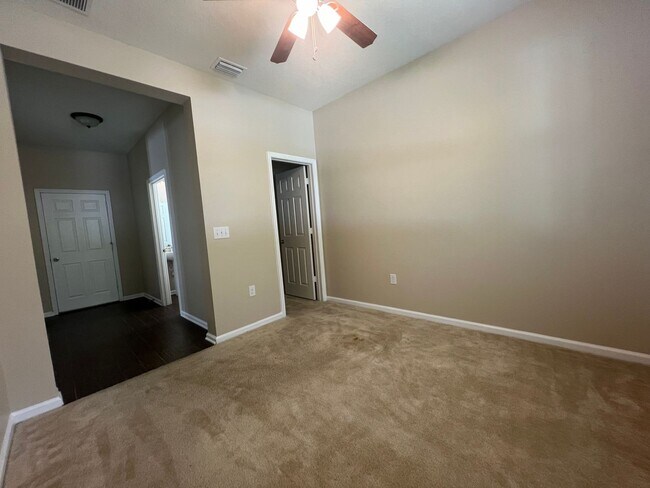 Foto del edificio - Stunning & Spacious  2 story home COMING S...