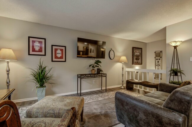 Building Photo - 935 Saturn Dr