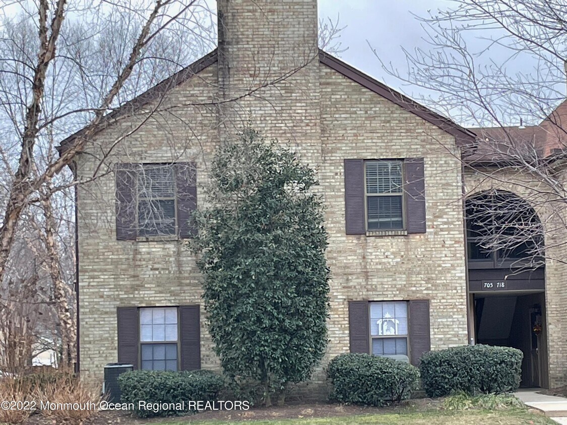 Primary Photo - 718 Wellington Pl