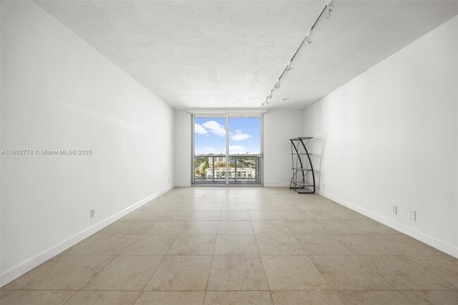 Building Photo - 900 Bay Dr