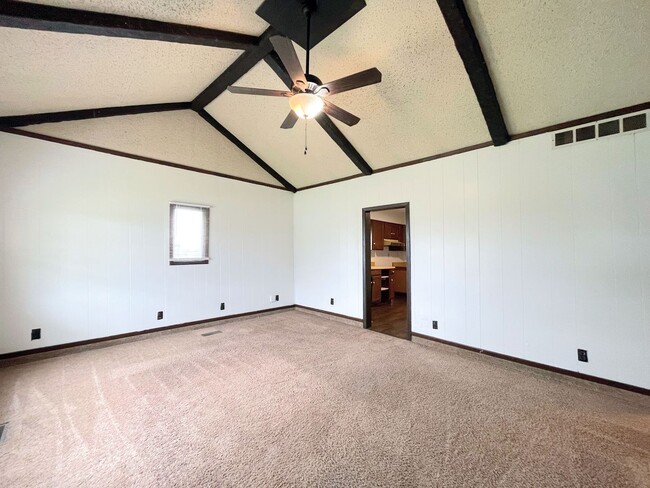 Building Photo - 3 Bed, 2 Bath in South Hutchinson