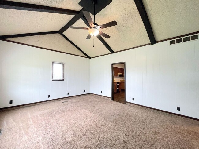 Foto del edificio - 3 Bed, 2 Bath in South Hutchinson
