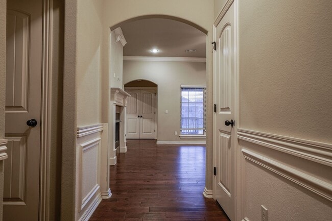 Building Photo - Large 4 bedroom 2 bath home