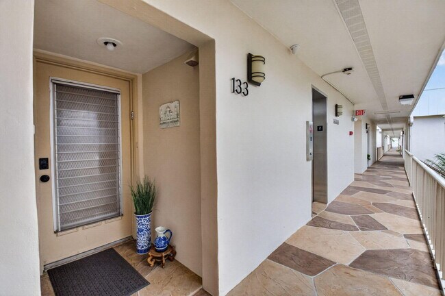 Foto del edificio - 133 Capri B
