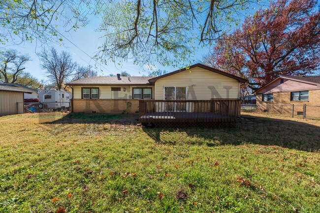 Building Photo - 900 N Brownthrush Ln