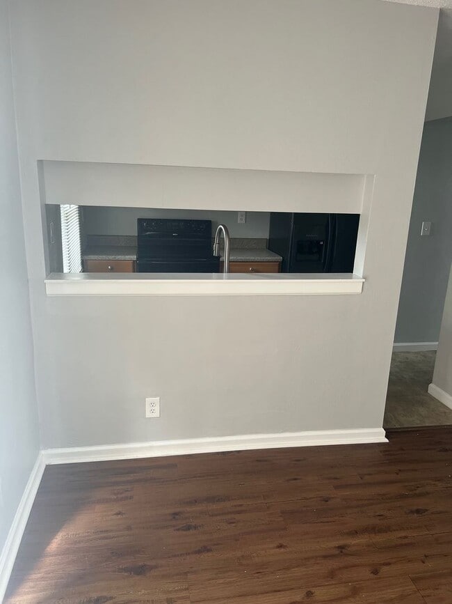 Building Photo - UPDATED 3 BEDROOM 1.5 BATH TOWNHOME . FRES...