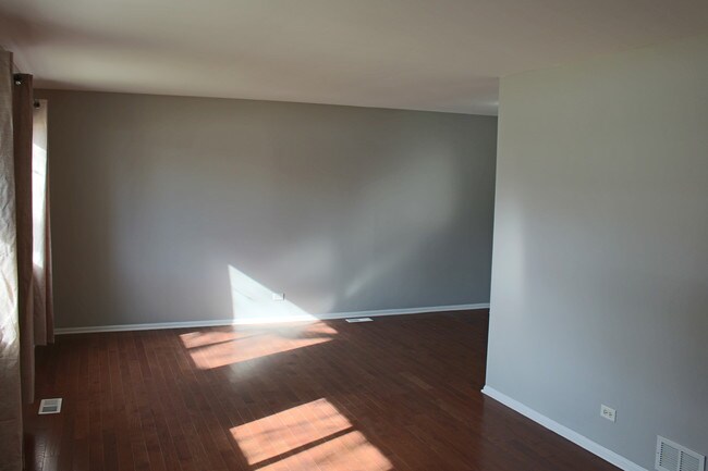 Building Photo - 471 Laura Ct