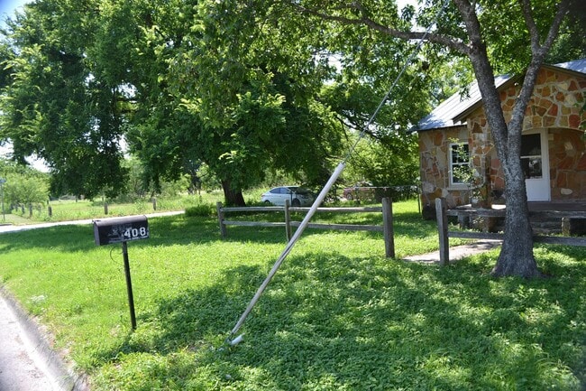Building Photo - Charming 2 Bed/ 1 Bath Coming Soon!!!