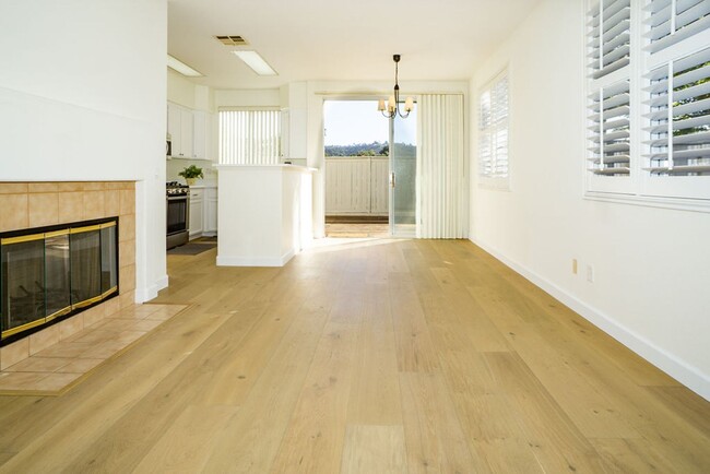 Building Photo - Gorgeous 2 bedroom townhome in Scripps Ran...