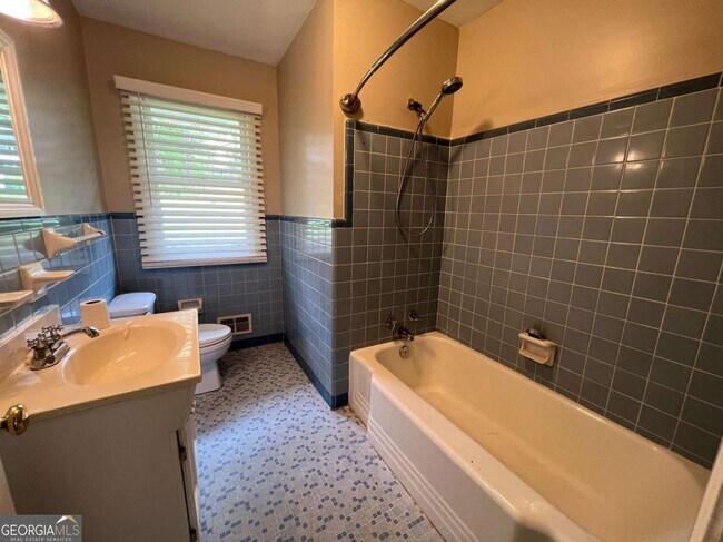 Building Photo - 1369 Longview Dr