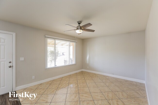 Building Photo - 2122 W Shaw Butte Dr