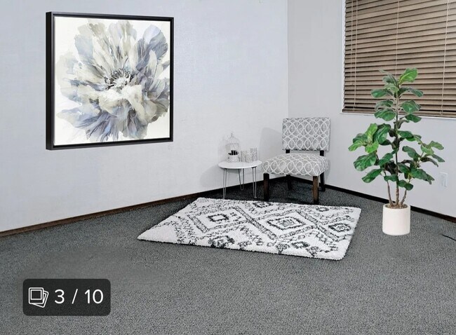 La sala de estar es más grande que en la imagen. - 857 Henshaw Ave