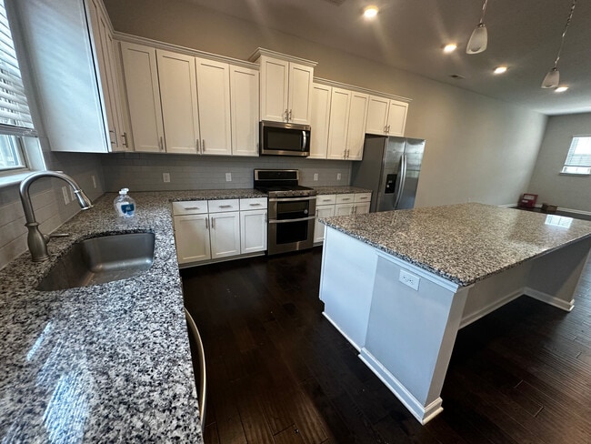 Foto del edificio - Room in Townhome on Whitby Moore St