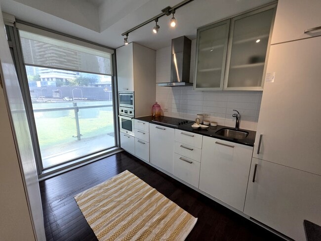 Photo du bâtiment - Deluxe Room with Powder Room - York St & Bremner Blvd