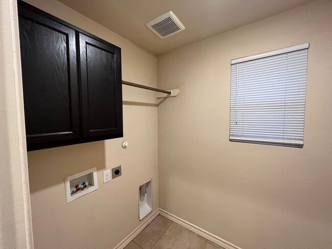 Building Photo - 7026 Lakeview Dr.