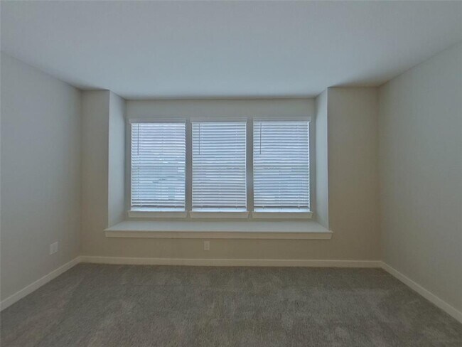 Building Photo - 4930 San Fabiano Ct