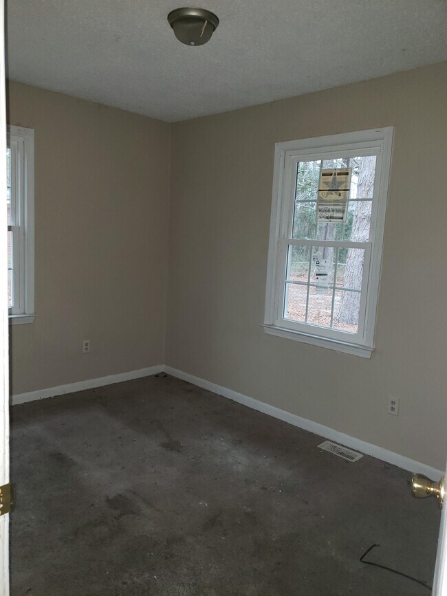 Building Photo - 4209 Hileah Dr