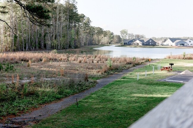 Building Photo - 1095 Plantation Dr W