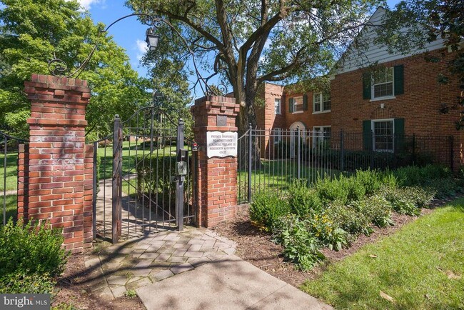 Foto del edificio - 1721 Queens Ln
