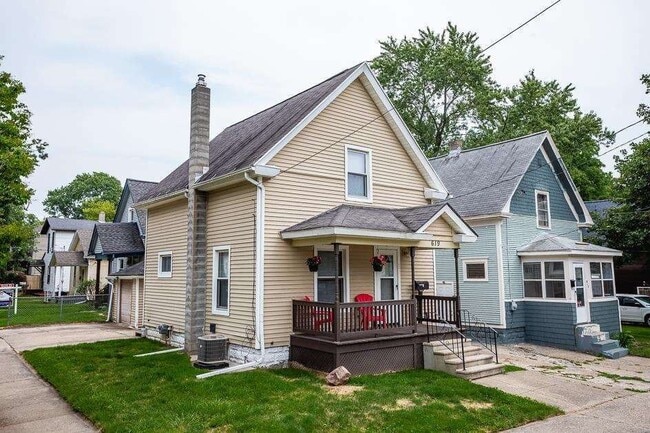 Building Photo - 619 Backus St