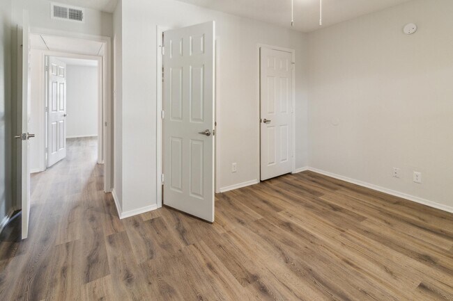 Dormitorio luminoso y espacioso con suelo de estilo madera - River Point