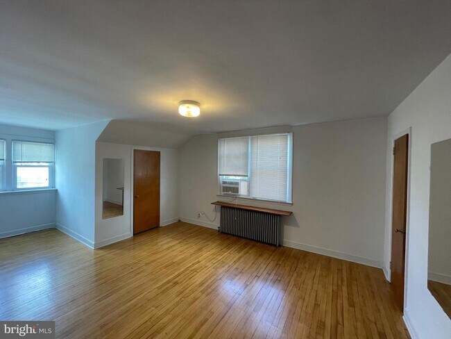 Building Photo - 132 W 7th Ave